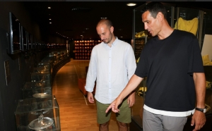 &Kappa;ί&tau;&rho;&iota;&nu;&eta; &gamma;&rho;&alpha;&mu;&mu;ή &sigma;&tau;&omicron; &mu;έ&lambda;&lambda;&omicron;&nu;